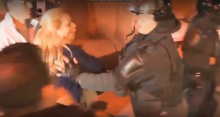 VIDEO/ “Si nuk u vjen turp”- Albana Vokshi përplaset me policët që dhunojnë një të ri të fshehur pas makine