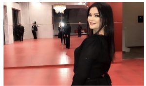 Eli Fara sot feston ditëlindjen e radhës, kaq vite mbush