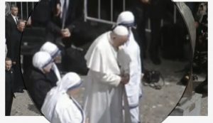 VIZITA NË MAQEDONI, PAPA FRANÇESKU PËRKULET PARA PËRMENDORES SË NËNË TEREZËS