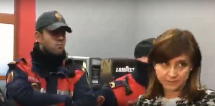 VIDEO/ Shoqërimi i Sait Dollapit, Avokati i Popullit ‘përplaset’ me Policinë, nuk u lejua të futet në Spitalin e Traumës