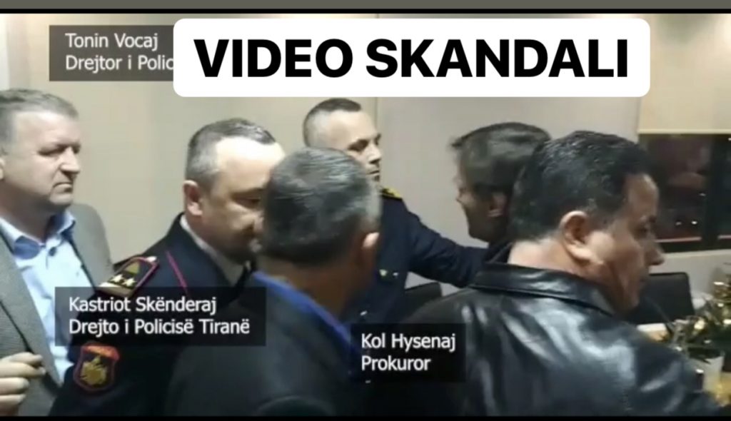 Momenti kur dy drejtorët e Policisë, të dehur, i sulen deputetëve të PD dhe nxjerrin pistoletë