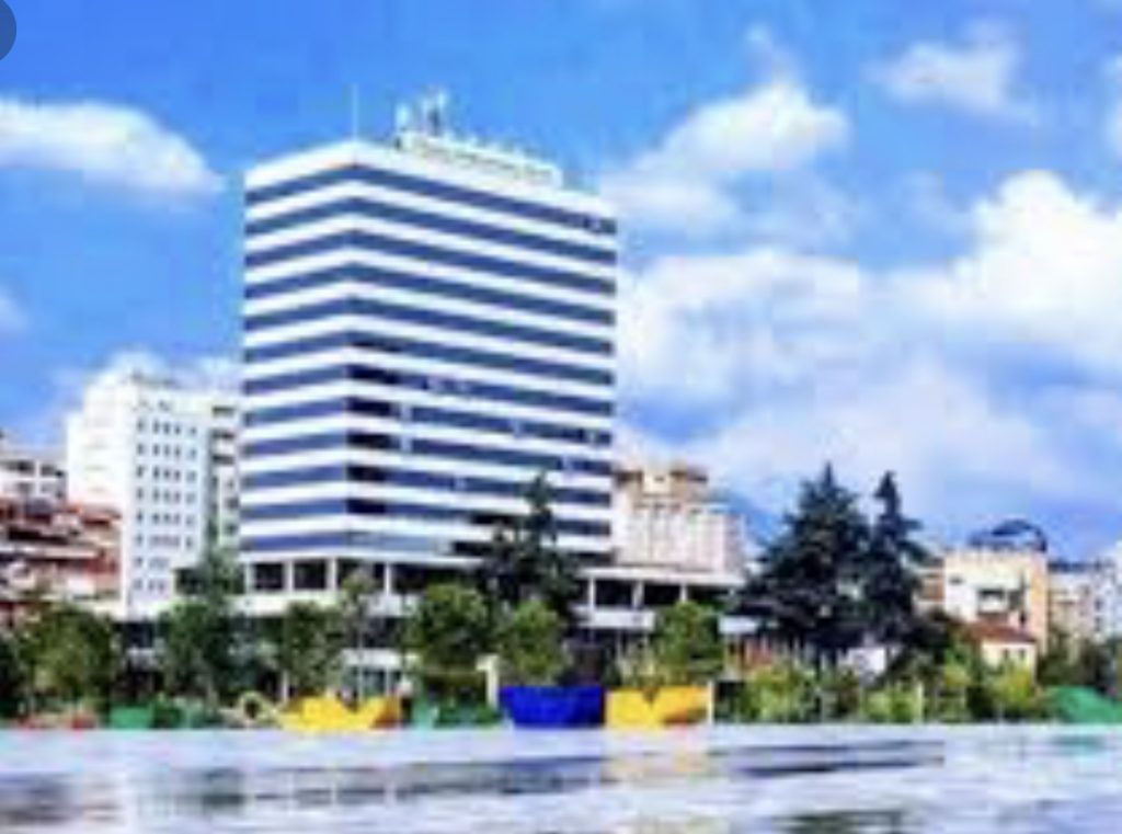 Kush janë më të pasurit e Shqipërisë? Tiranasit e vlonjatët në krye, të fundit renditen …