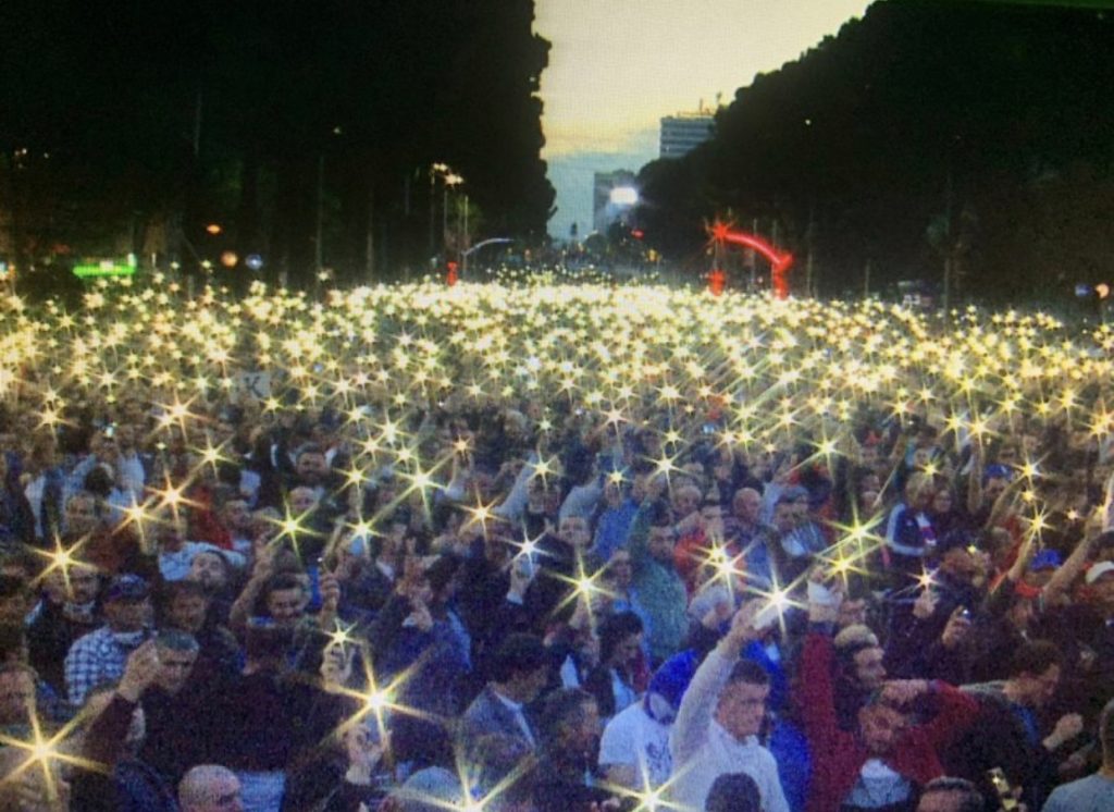 VIDEO/ Pamje fantastike nga protesta e shqiptarëve