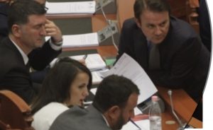 Reforma Zgjedhore/ Gjiknuri dhe Hajdari mbledhin komisionin, kërkojnë PD-në si vëzhguese me të drejta të…