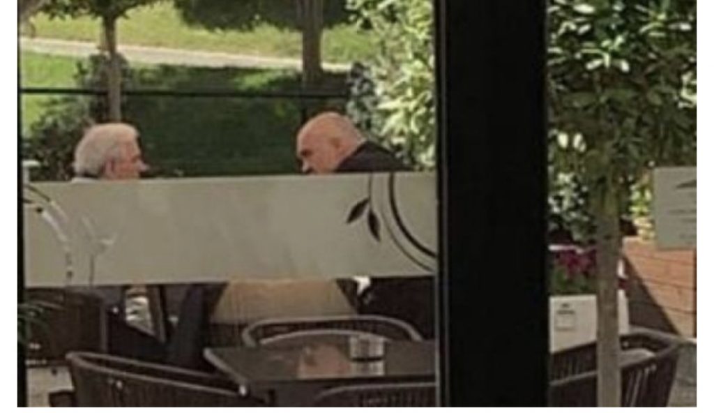 Një ditë pasi bekoi zgjedhjen  në krye të Akademisë, Rama  kafe me shokun Skender Gjinushi