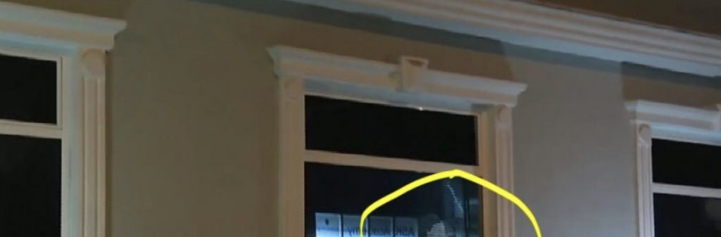 LIVE- Marshimi i opozitës ndalet tek Policia e Tiranës, hidhen flakadanë dhe kapsolla (FOTO/VIDEO)