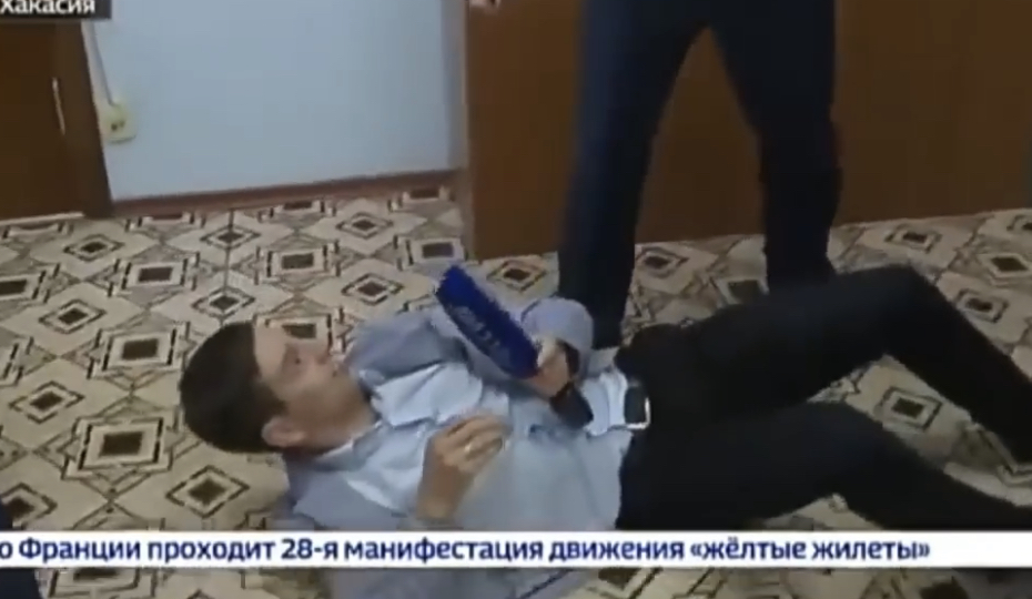 VIDEO/ Pyetja e sikletshme për shtëpinë, zyrtari përleshet fizikisht me gazetarin dhe e hedh…
