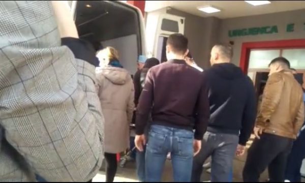U vdes i afërmi disa orë pasi doli nga spitali, familjarët dhunojnë mjekun