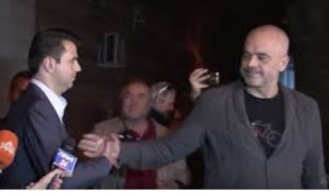“Kujtoje mesazhin që të kam çuar”, Edi Rama i bën ofertë Bashës: Më mirë vonë sesa kurrë!