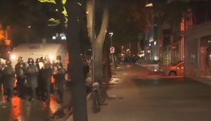 LIVE/ Tensionohet situata në Drejtorinë e Policisë, gaz lotsjellës dhe ujë ndaj turmës së protestuesve