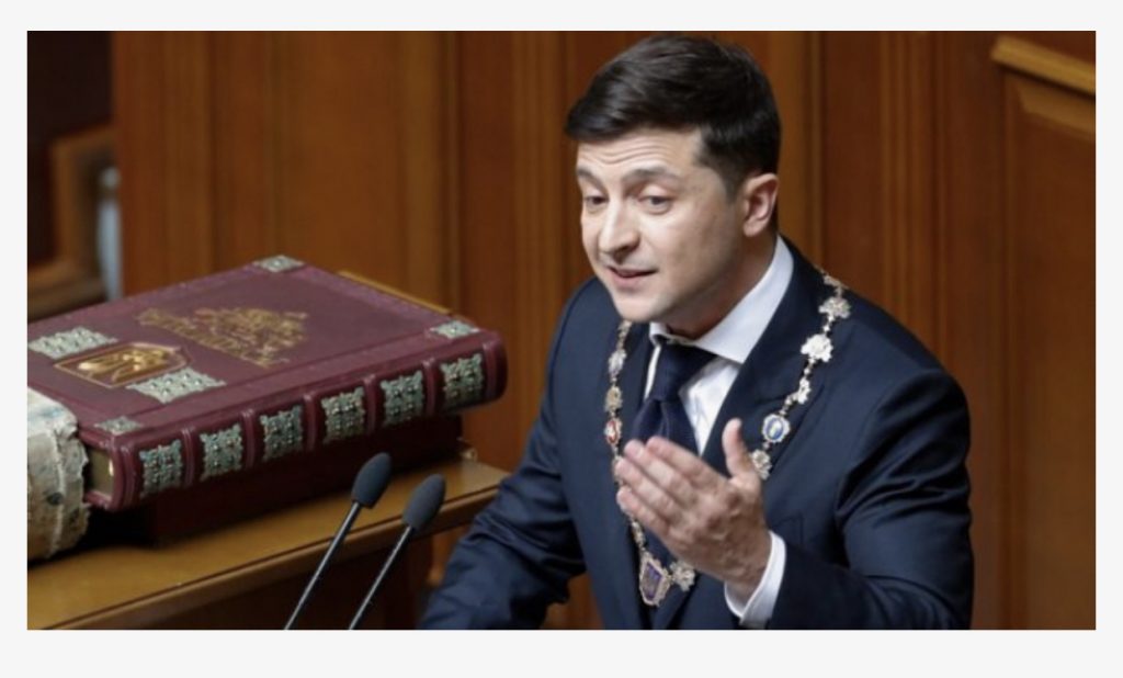 UKRAINË/KOMEDIANI QË U BË PRESIDENT SHPËRNDAN PARLAMENTIN NË FJALIMIN E PARË SI KREU I SHTETIT