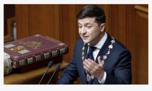 UKRAINË/KOMEDIANI QË U BË PRESIDENT SHPËRNDAN PARLAMENTIN NË FJALIMIN E PARË SI KREU I SHTETIT
