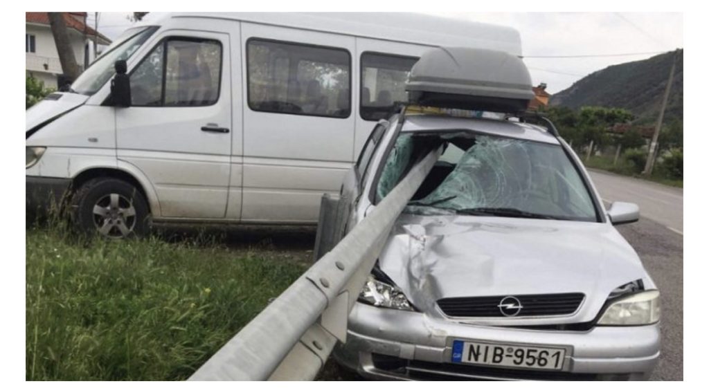 FOTO/Aksident i frikshëm, makina përplaset me furgonin e pasagjerëve