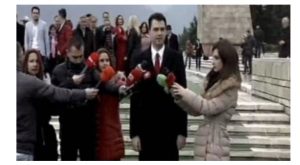 Basha e Berisha homazhe në varrezat e dëshmorëve/ Ditë reflektimi për t’u bashkuar në mbrojtje të lirisë