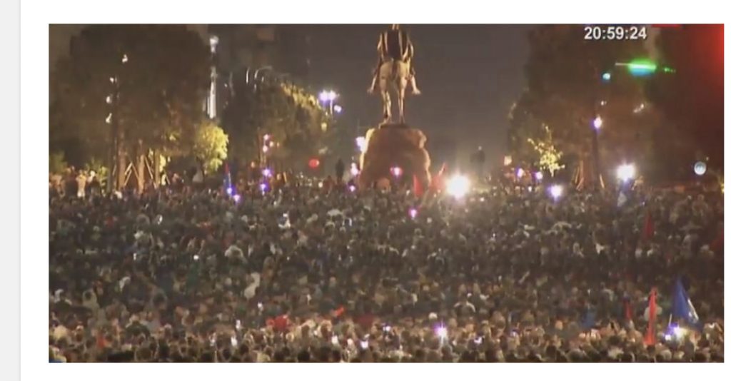 LIVE/ Protestuesit e opozitës largohen nga Kryeministria, marshojnë drejt… (FOTO-VIDEO)