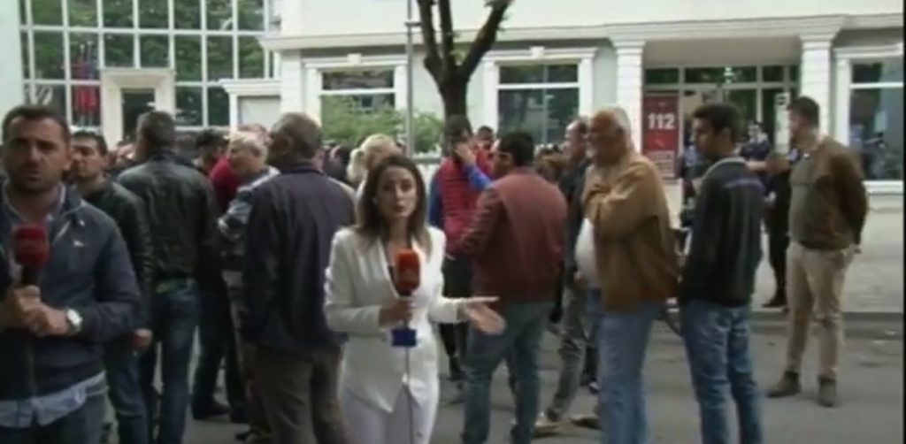 Protesta e opozitës para Drejtorisë së Policisë Tiranë