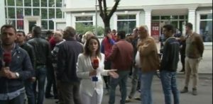 Protesta e opozitës para Drejtorisë së Policisë Tiranë