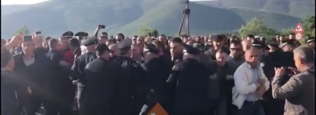 VIDEO/ Protesta në Kukës, protestuesit çajnë kordonin e Policisë