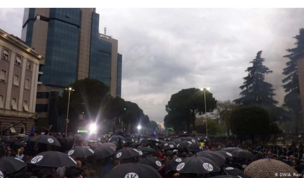 Lirohen protestuesit e opozitës: Policia ushtroi dhunë gjatë ndalimit