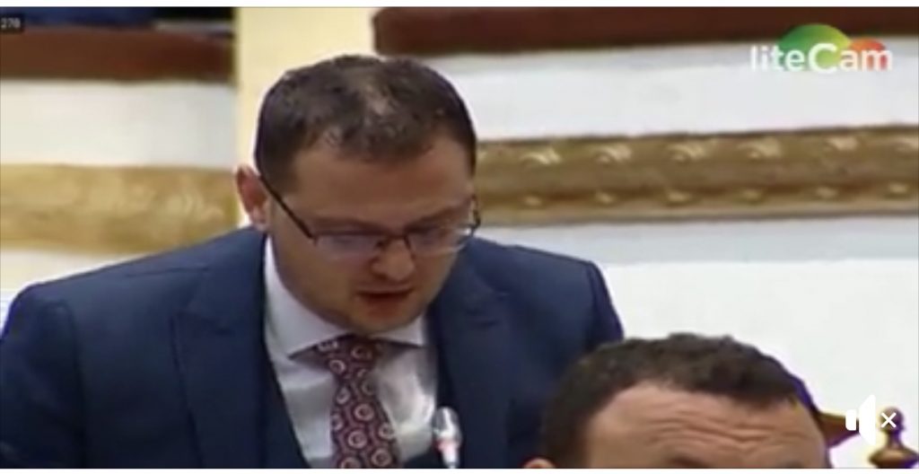 Kandidati Hoxha shkon në Kuvend, ja përplas në sy Ruçit: Nuk mund të marr mandatin, ti je urdhëruesi i vrasjes së…