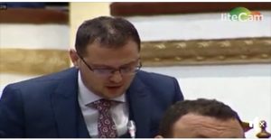 Kandidati Hoxha shkon në Kuvend, ja përplas në sy Ruçit: Nuk mund të marr mandatin, ti je urdhëruesi i vrasjes së…