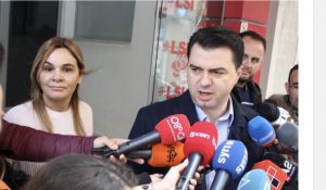 Paralizohet qarkullimi në vend, opozita bllokon 12 akse rrugore. Basha: Përshkallëzim të mosbindjes civile