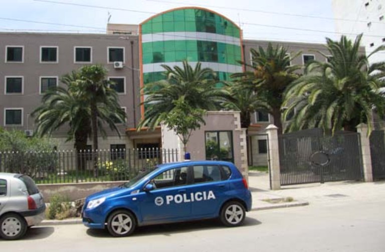 Një vajzë e re mbi tarracën e pallatit, tenton të bëjë vetëvrasje. Mbërrin policia