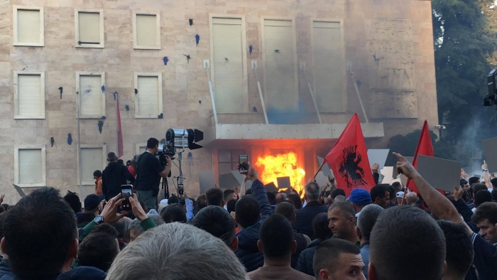 PROTESTA E OPOZITËS, REAGON DELEGACIONI I BE NË TIRANË: DHUNA NUK TOLEROHET, BËJMË THIRRJE…