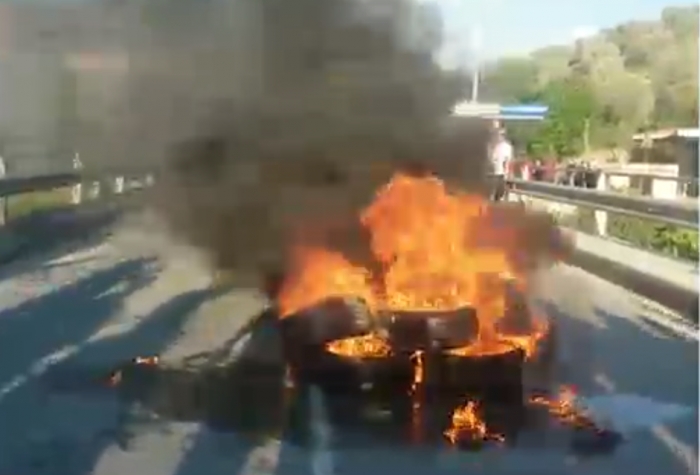 TYM E FLAKË NË ELBASAN DHE BERAT, PROTESTUESIT NDEZIN GOMAT NË MES TË RRUGËS