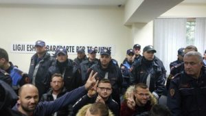 BURG PËR 20 PROTESTUESIT E OPOZITËS, LSI SULMON GJYQTARËT: SHËRBËTORË TË KRIMIT, NUK E NDALIN DOT REVOLTËN E QYTETARËVE