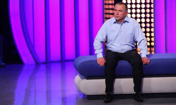 I kërkon gruas një mundësi të dytë që të ribashkohen, por ajo refuzon ftesën