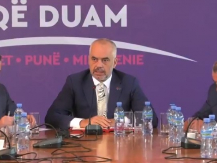 ZBARDHET MBLEDHJA ME DYER TË MBYLLURA E RAMËS ME KANDIDATËT E BASHKIVE: MUND T’IU DALIN PROTESTUES NËPËR RRUGË…