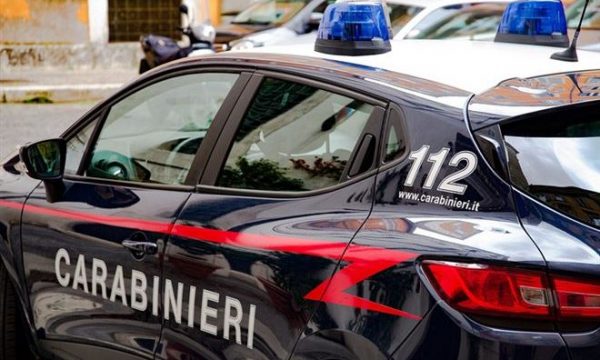 Shqiptari dhunonte bashkëshorten e fëmijët, arrestohet
