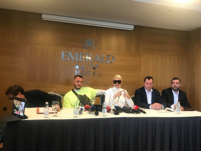 U ARRESTUA NË ZVICËR, LOREDANA DHE MOZZIK KONFERENCË PËR SHTYP, KRITIKOJNË MEDIAT: JA E VËRTETA E MASHTRIMIT