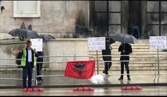 KRYEMINISTRIA MË E SHËMTUAR SE KURRË, NDALOHET JELEKVERDHI QË VENDOSI 3 PANKARTA