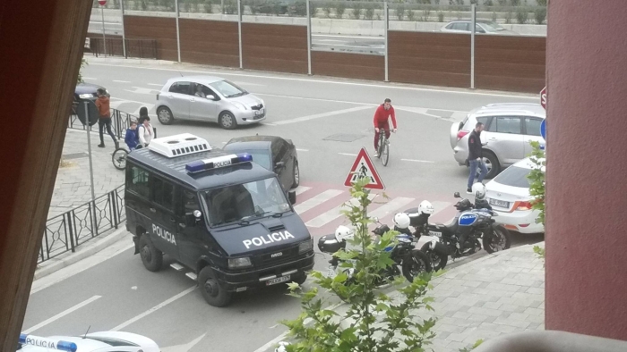 ALARM PËR BOMBË TË KOMUNA E PARISIT, FORCA TË SHUMTA BLINDOJNË ZONËN