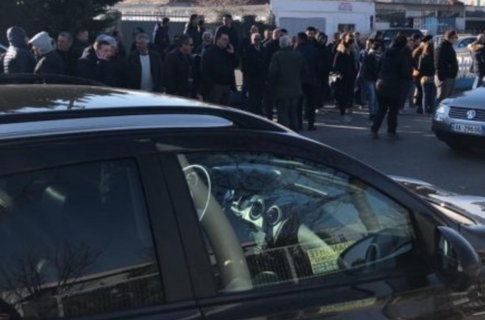 NË GJIROKASTËR S’KA MJAFTUESHËM PROTESTUES PËR TË BLLOKUAR RRUGËN (FOTO)