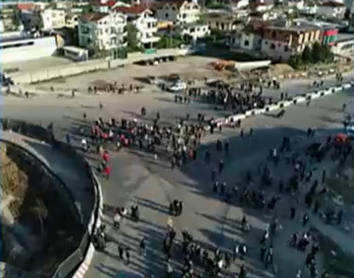 BLLOKOHET HYRJA E TIRANËS: JA SA PROTESTUES KANË NDALUAR TRAFIKUN TE SHESHI “SHQIPONJA”