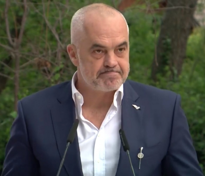 RAMA IRONIZON PROTESTËN E OPOZITËS, NË SFOND DËGJOHEN KUKUVAJKAT