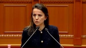 Rudina Hajdari, justifikon dhunën e policisë ndaj Dollapit