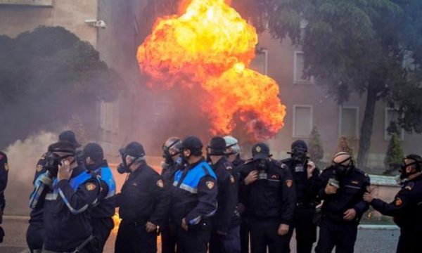 Deutsche Welle: Tirana… Bomba molotov, përplasje me policinë, gazlotsjellës