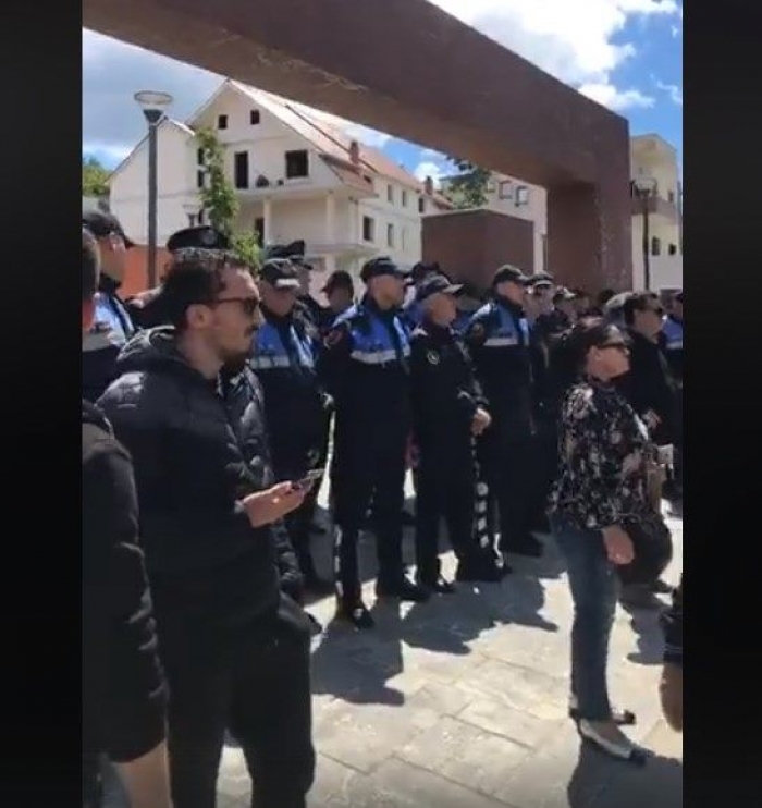 PËRPLASJE E FORTË TE KOMISARIATI NR.6, BANORËT E ASTIRIT THYEJNË TRAUN