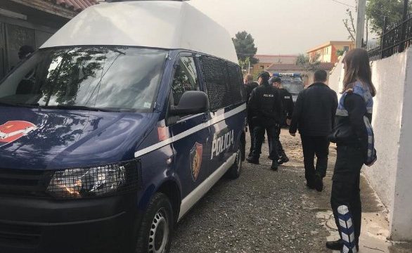 Policia shqiptare e franceze arreston bandën me 8 persona