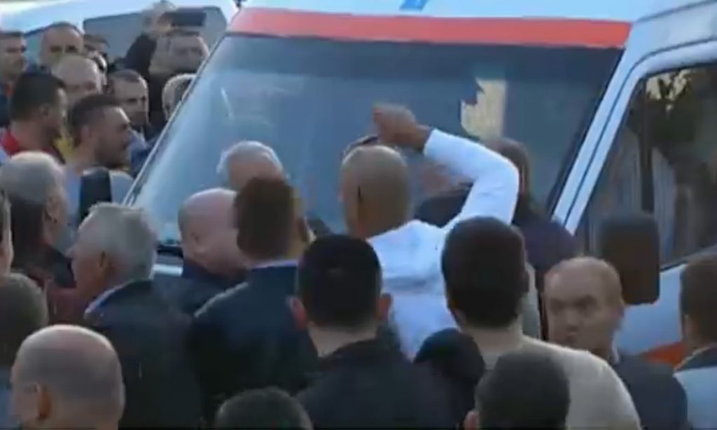 TENSIONE NË DURRËS, PROTESTUESIT NUK LEJOJNË AMBULANCËN TË KALOJË PA E KONTROLLUAR (PËRPLASEN ME MJEKËT)