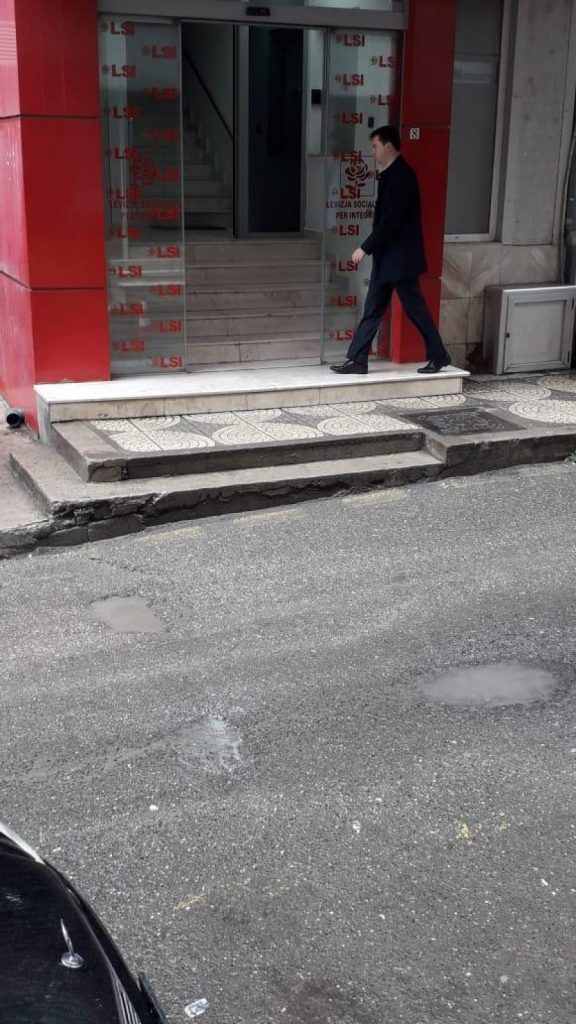 Aksioni i opozitës/ Basha shkon në zyrën e Monika Kryemadhit
