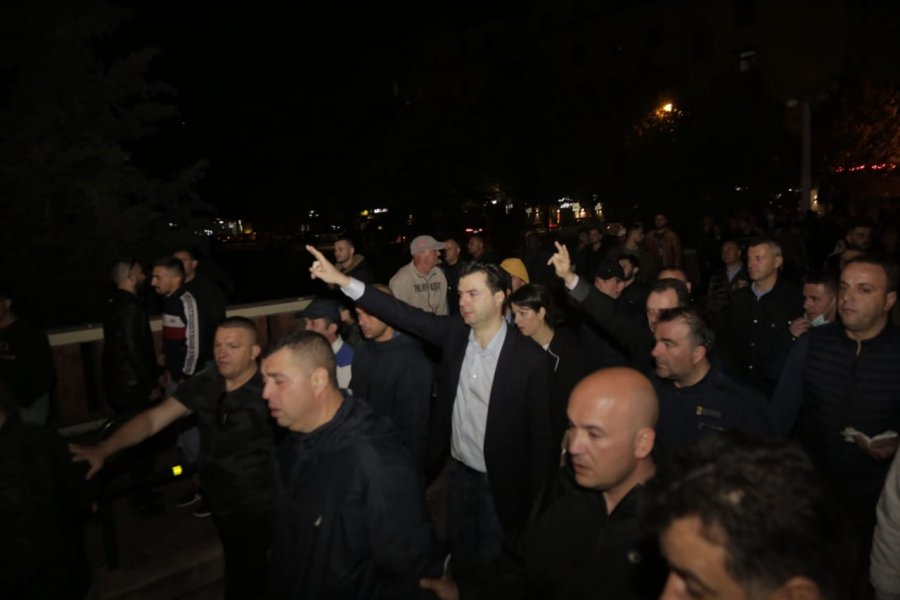Pas dhunës së djeshme të policisë, opozita protestë para Drejtorisë së Tiranës