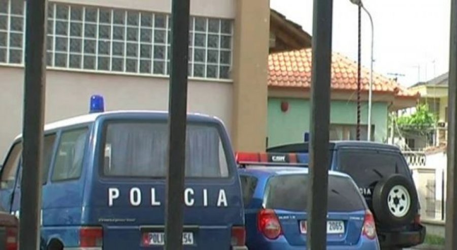 Vidhnin naftën nga kompania ku punonin, 2 persona arrestohen