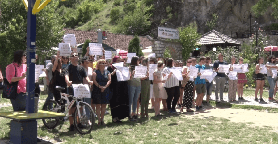 Drejtoria e Rrugëve bllokoi segmentin me blloqe betoni, banorët e Durrësit hidhen në protestë