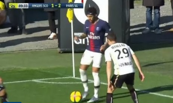 Neymar i turpëron dy kundërshtarë me një lëvizje magjike