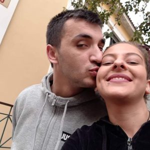 “Ti ishe dielli im”, e fejuara e shqiptarit të vrarë në burgun grek përlot me dedikimin prekës (FOTO)